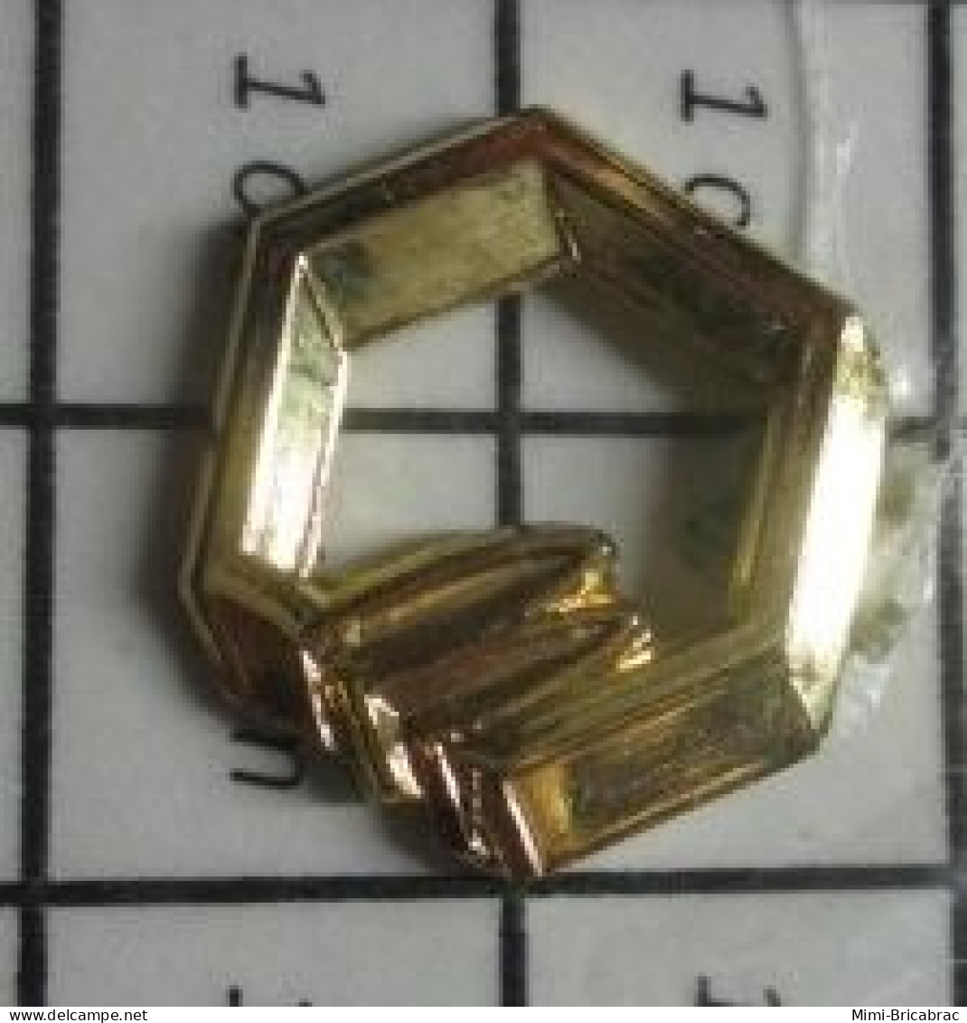 1616B PINS PIN'S / Beau Et Rare : AUTRES / METAL JAUNE HEXAGONE ET LETTRES PP ? - Arthus Bertrand