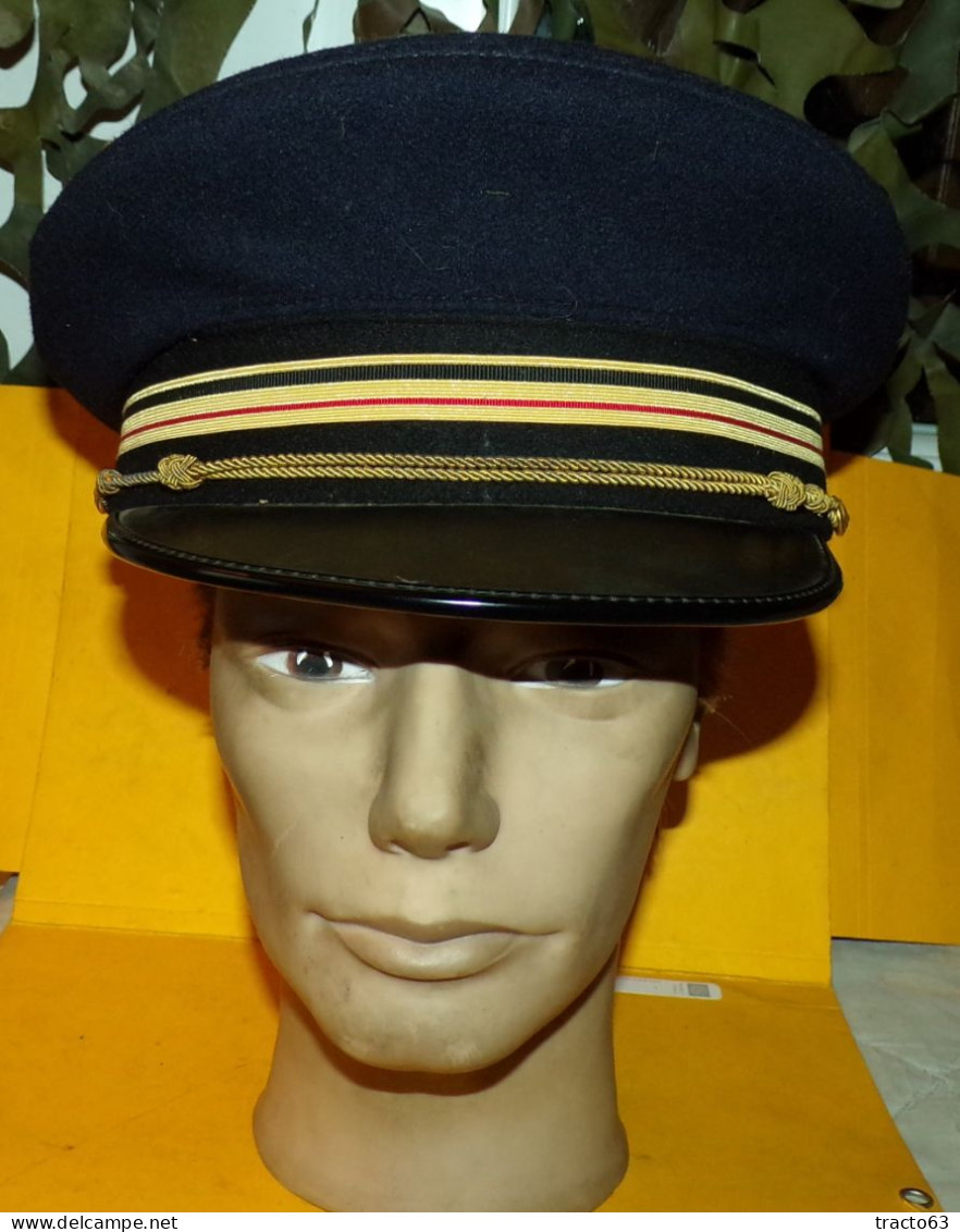 CASQUETTE BLEU  DE L'ARMEE DE L'AIR FRANCAISE AU GRADE D'ADJUDANT CHEF  ,TAILLE 57 FABRICANTION FRANCAISE UGECO A BERNAY - Cascos