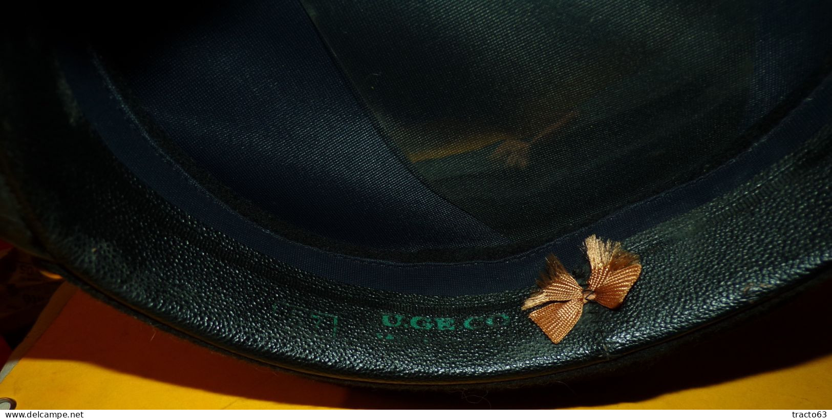 CASQUETTE BLEU  DE L'ARMEE DE L'AIR FRANCAISE AU GRADE D'ADJUDANT CHEF  ,TAILLE 57 FABRICANTION FRANCAISE UGECO A BERNAY - Helme & Hauben