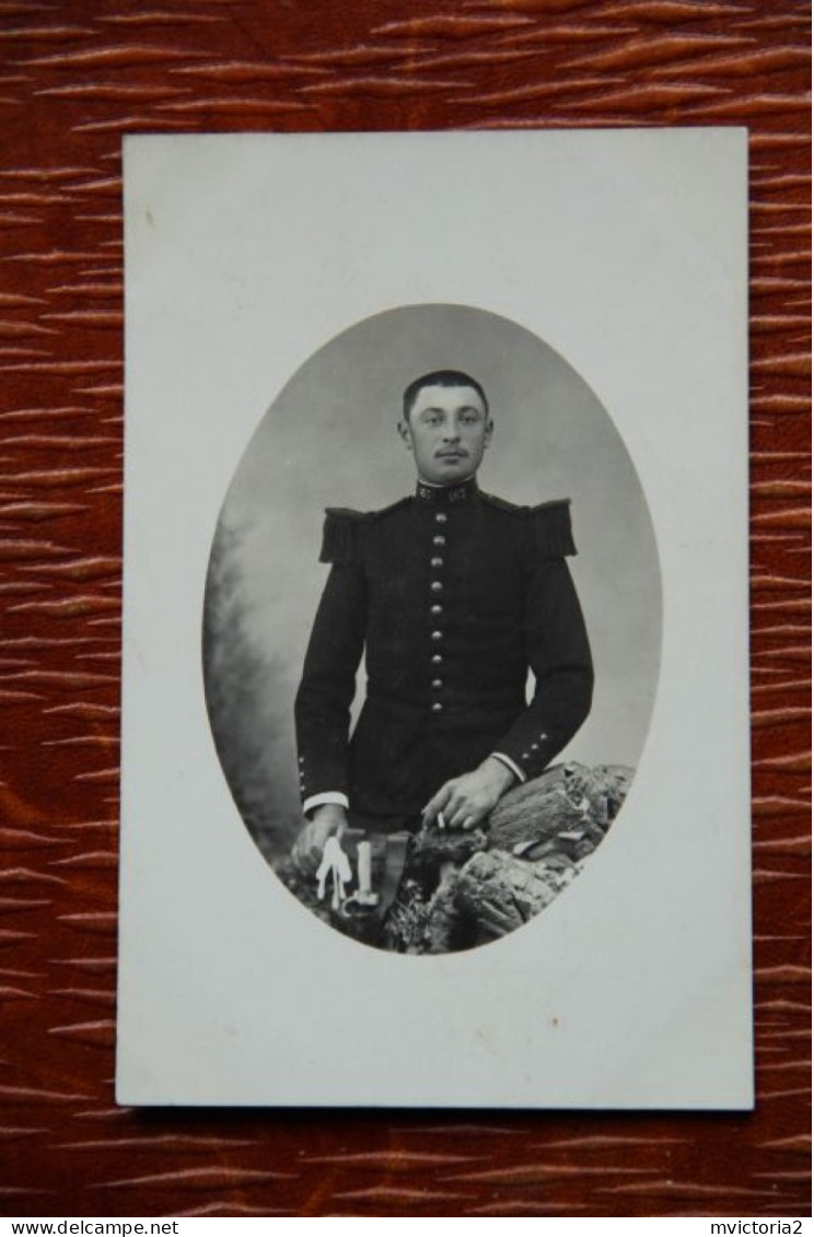 MILITARIA : Carte Photo D'un Soldat  ( 167 Sur Le Col) Blessé Fin Mars Et Mort Le 12 Avril 1915 ( Voir Verso) - Personnages
