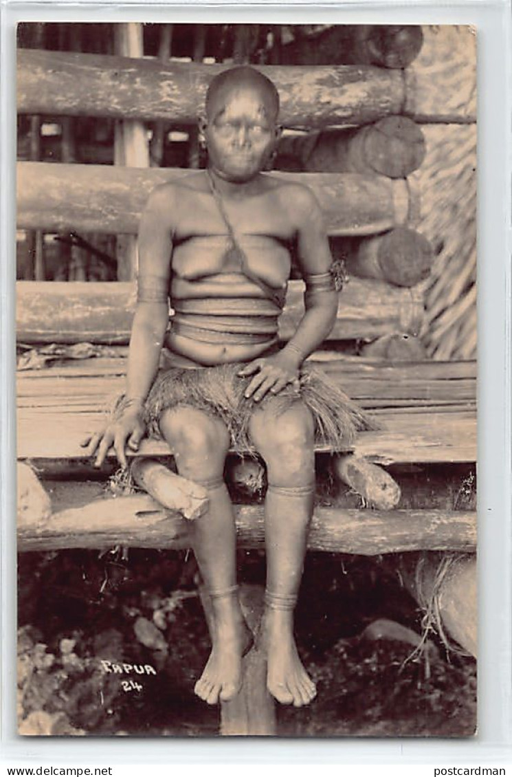 PAPUA NEW GUINEA - Papuan Nude Widow In Mourning - REAL PHOTO - Publ. W. H. Cooper. - Papouasie-Nouvelle-Guinée