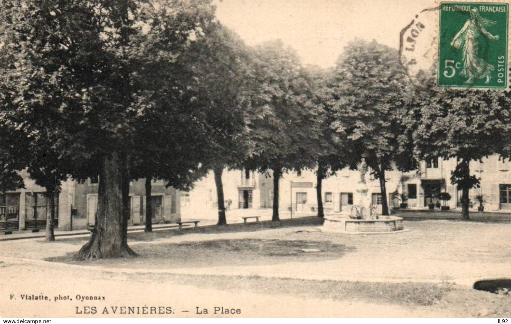 CPA 38 - LES AVENIERES (Isère) - La Place - Les Avenières
