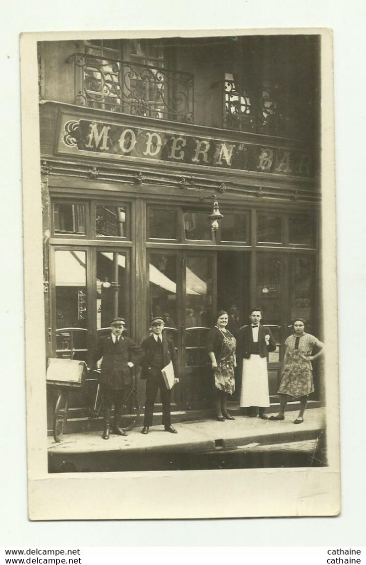 75. PARIS . 15° .   CARTE PHOTO .  " MODERN BAR " . RUE DE LA CROIX NIVERT . LE PERSONNEL ET LES LIVREURS DE JOURNAUX . - Cafés