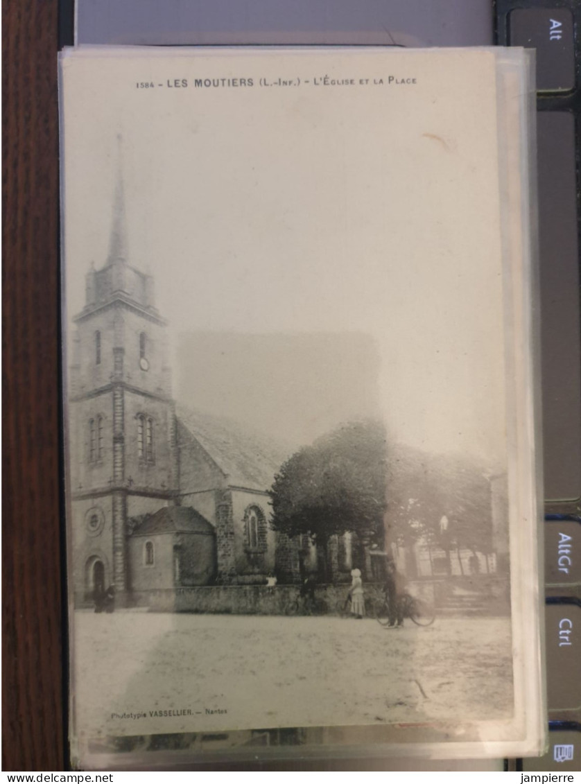 1584. Les Moutiers (L.-Inf)  - L'église Et La Place - Les Moutiers-en-Retz