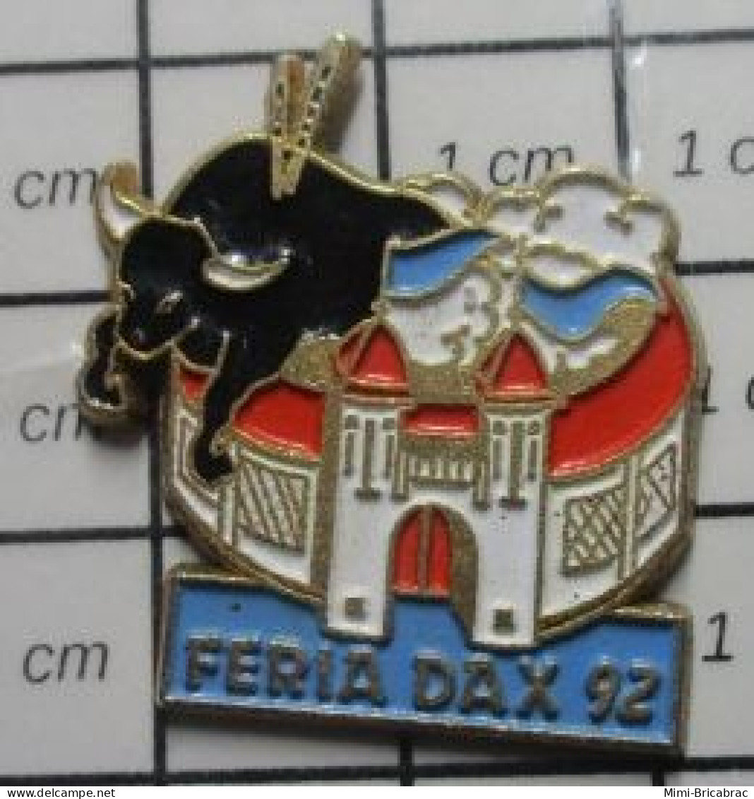 1018A Pin's Pins / Beau Et Rare / SPORTS / TAUROMACHIE FERIA DE DAX 92 ARENES VACHE VACHETTE TAUREAU - Feria - Corrida