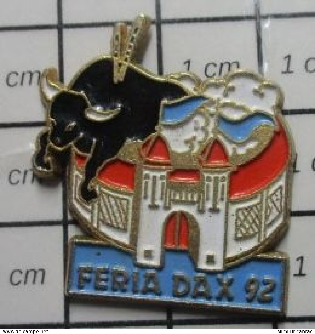 1018A Pin's Pins / Beau Et Rare / SPORTS / TAUROMACHIE FERIA DE DAX 92 ARENES VACHE VACHETTE TAUREAU - Bullfight - Corrida