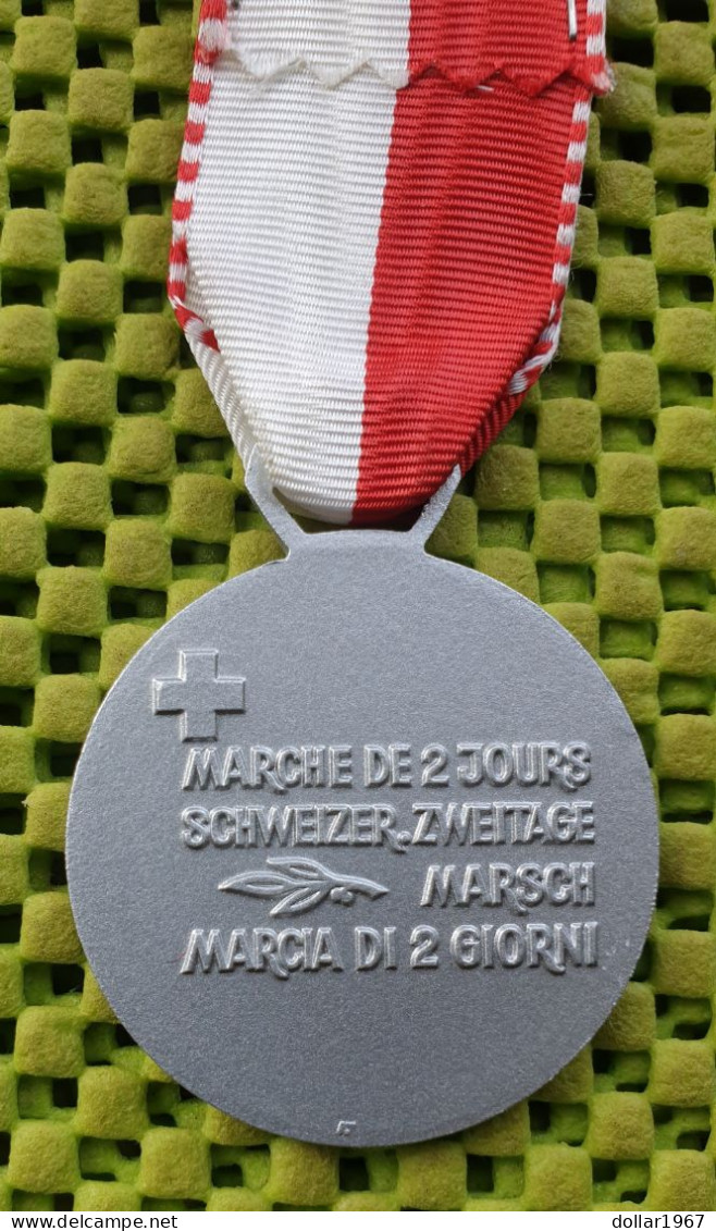 2 X Medaille - MILITAIR - Marche De 'Armée Luxembourg -  Original Foto  !! - Sonstige & Ohne Zuordnung