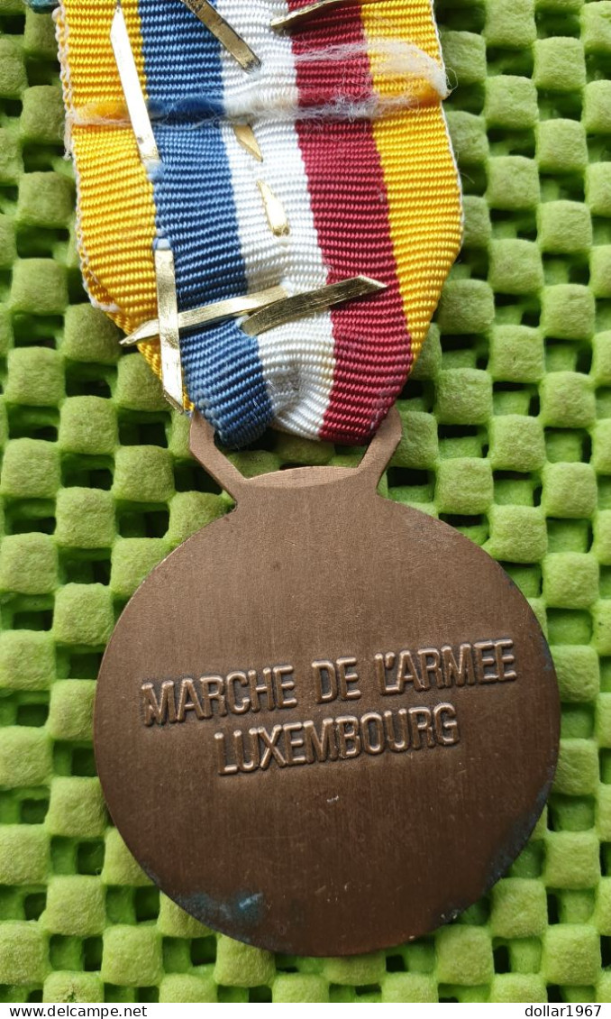 2 X Medaille - MILITAIR - Marche De 'Armée Luxembourg -  Original Foto  !! - Andere & Zonder Classificatie