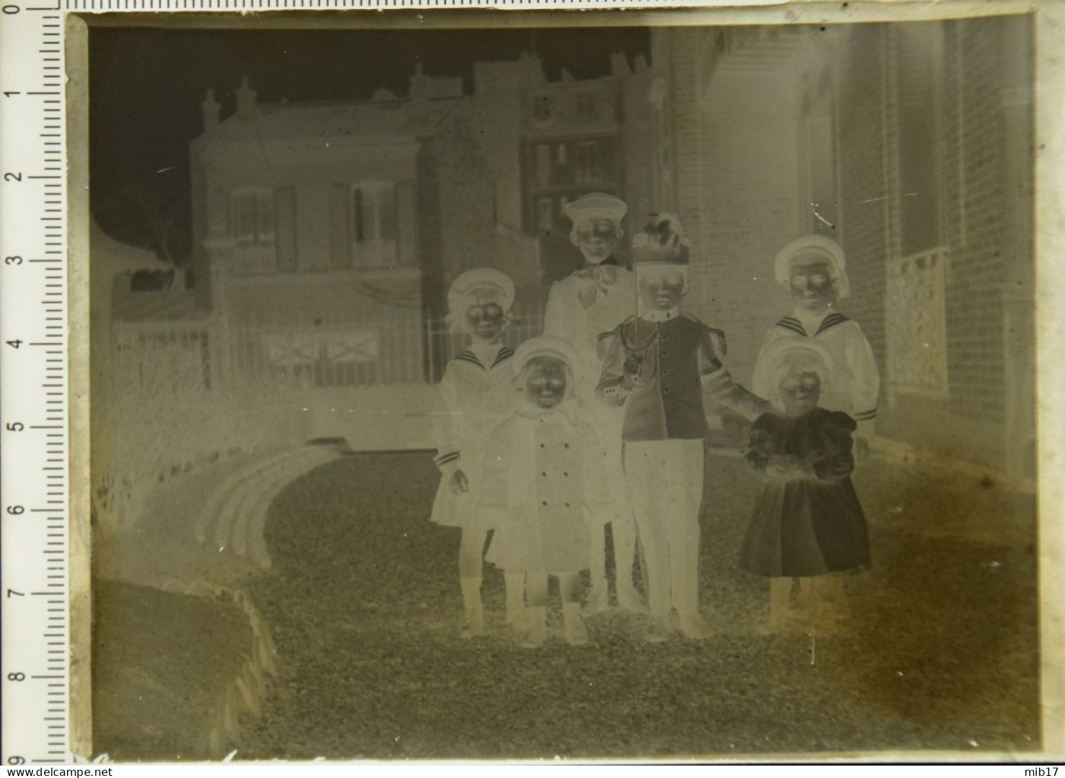 Plaque Photo En Verre. Le Petit Soldat Et Sa Troupe - Militaria Ou Déguisement ? - Plaques De Verre