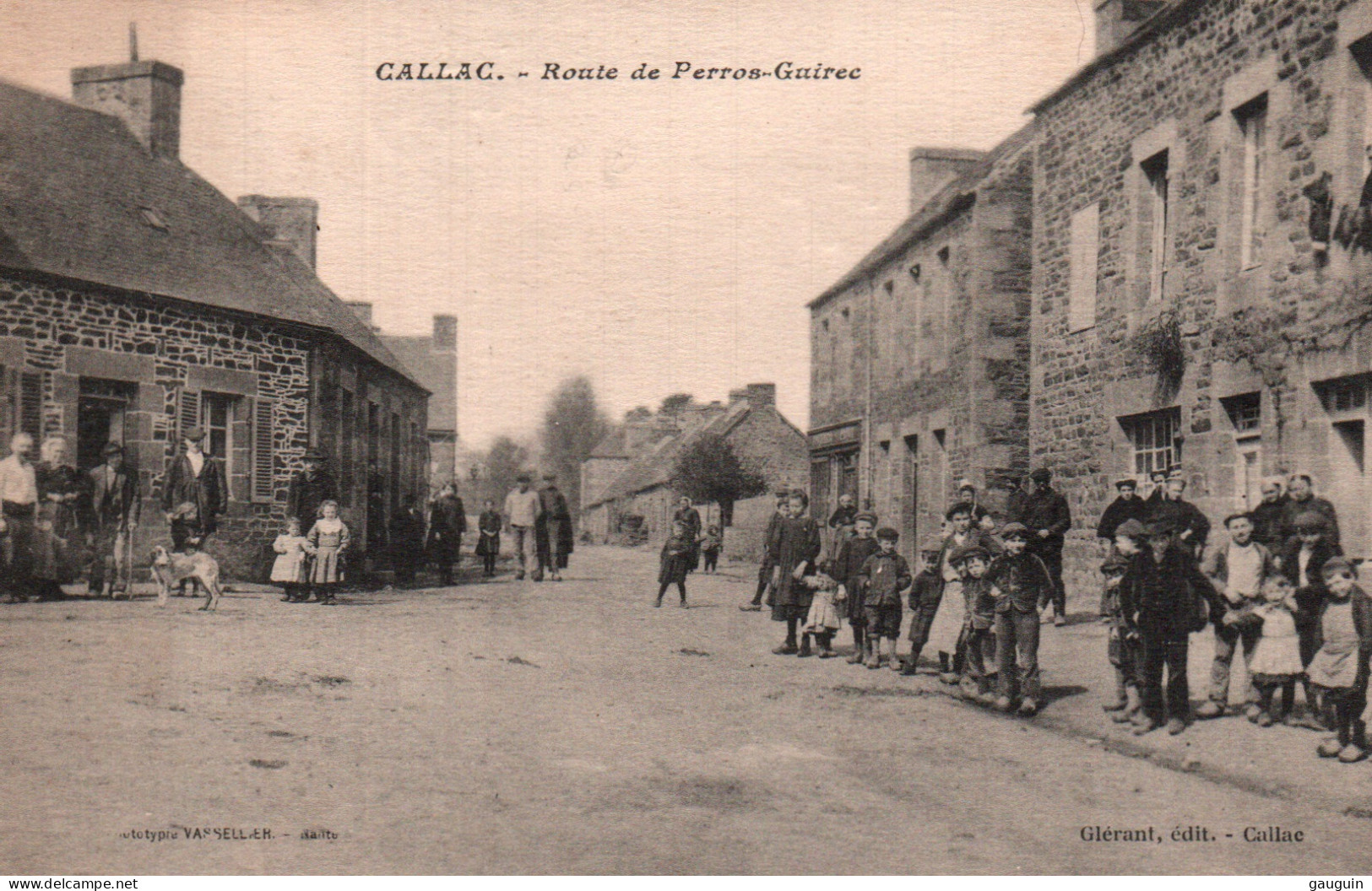 CPA - CALLAC - Route De Perros-Guirec - Edition Glérant - Callac