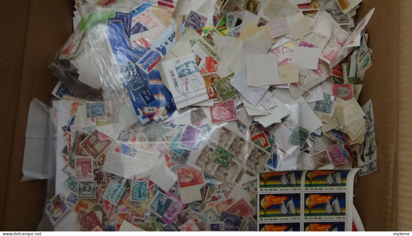 Z56 Carton  7 Kg De Timbres Et Feuilles De Divers Pays. Du Bon Temps à Passer (toutes Les Photos Ne Sont Pas Prises) - Vrac (min 1000 Timbres)