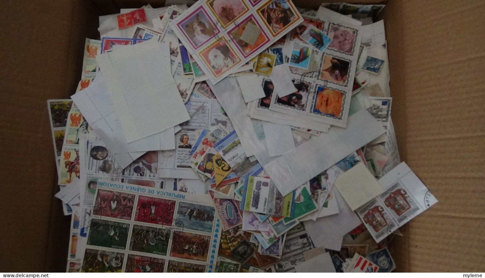 Z56 Carton  7 kg de timbres et feuilles de divers pays. Du bon temps à passer (toutes les photos ne sont pas prises)