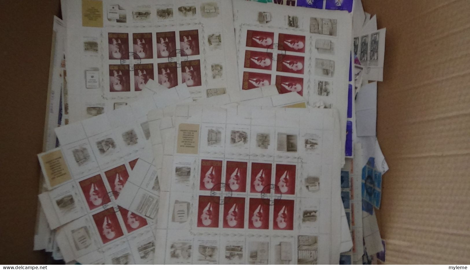 Z56 Carton  7 kg de timbres et feuilles de divers pays. Du bon temps à passer (toutes les photos ne sont pas prises)