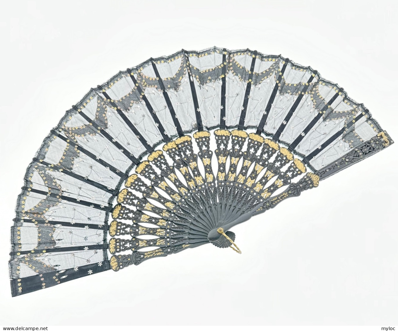 Très Bel éventail Ancien En Bois Sculpté Doré, Tulle Brodée De Paillettes. Maison Goossens.  21 Cm, Ouvert 41 Cm - Fans