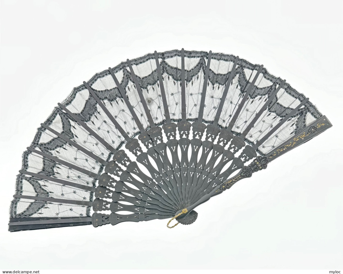 Très Bel éventail Ancien En Bois Sculpté Doré, Tulle Brodée De Paillettes. Maison Goossens.  21 Cm, Ouvert 41 Cm - Fans