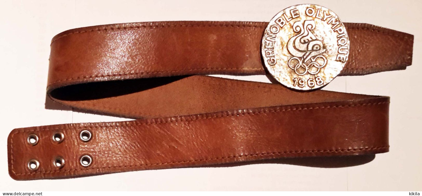 Ceinture Cuir Avec Médaille DAUPIN Des X° Jeux Olympiques D'Hiver De GRENOBLE 1968 Olympic Games 68 - Bekleidung, Souvenirs Und Sonstige