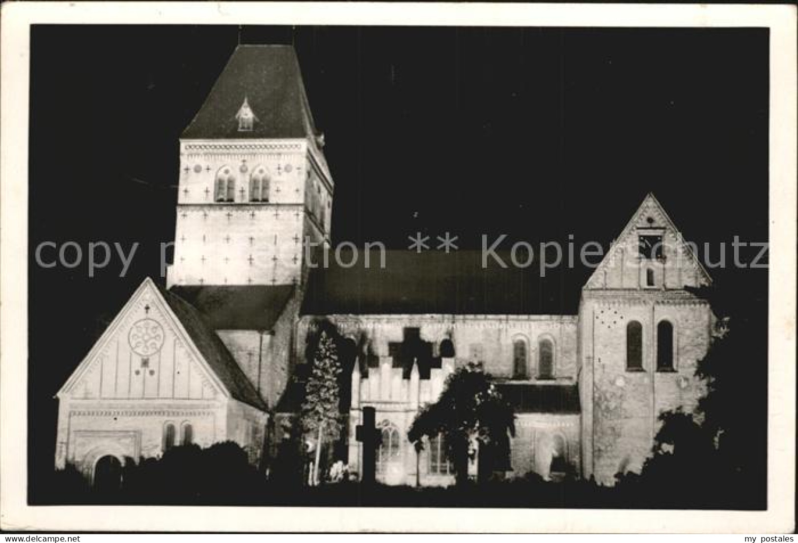 72463485 Ratzeburg Dom Heinrichs Des Loewen Domfriedhof Nachtaufnahme Ratzeburg - Ratzeburg