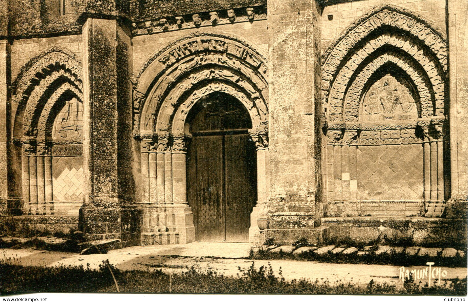 CPA - AULNAY-DE-SAINTONGE - FACADE DE L'EGLISE  (ETAT PARFAIT) - Aulnay