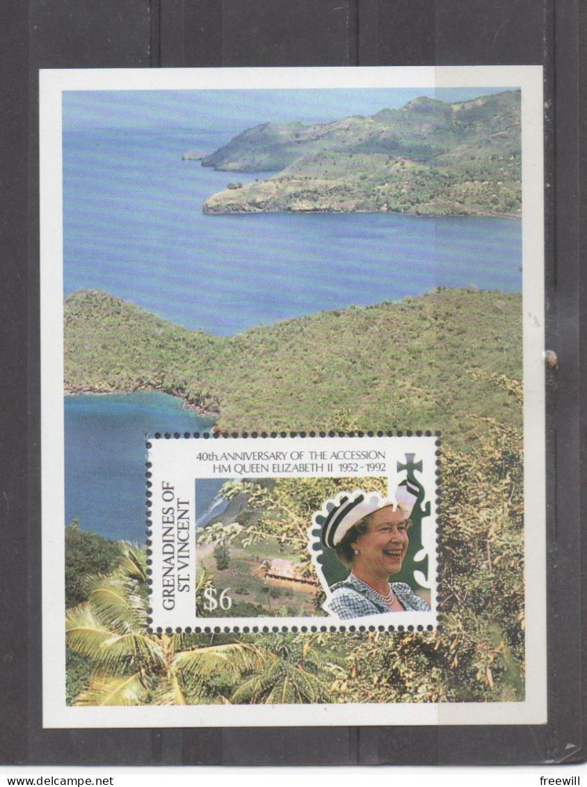 Grenadines Of Sint-Vincent The Queen Elisabeth II - La Reine Elisabeth II XXX - St.Vincent (1979-...)