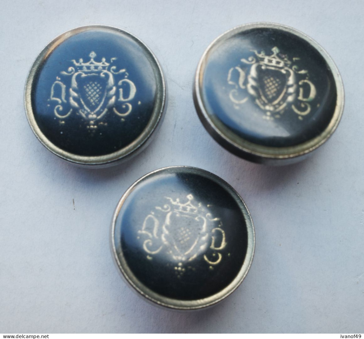 BOUTON -  3 Boutons Rond Métal Doré Blason Couronné 1.8cm - Boutons