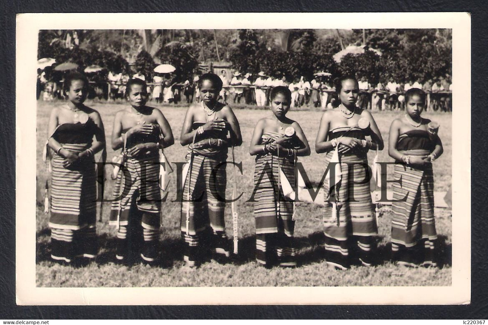 REAL PHOTO POSTCARD PORTUGAL EAST TIMOR DANÇARINAS LOCAL DANCERS POVO MAUBERE PEOPLE ANOS 50 - Osttimor