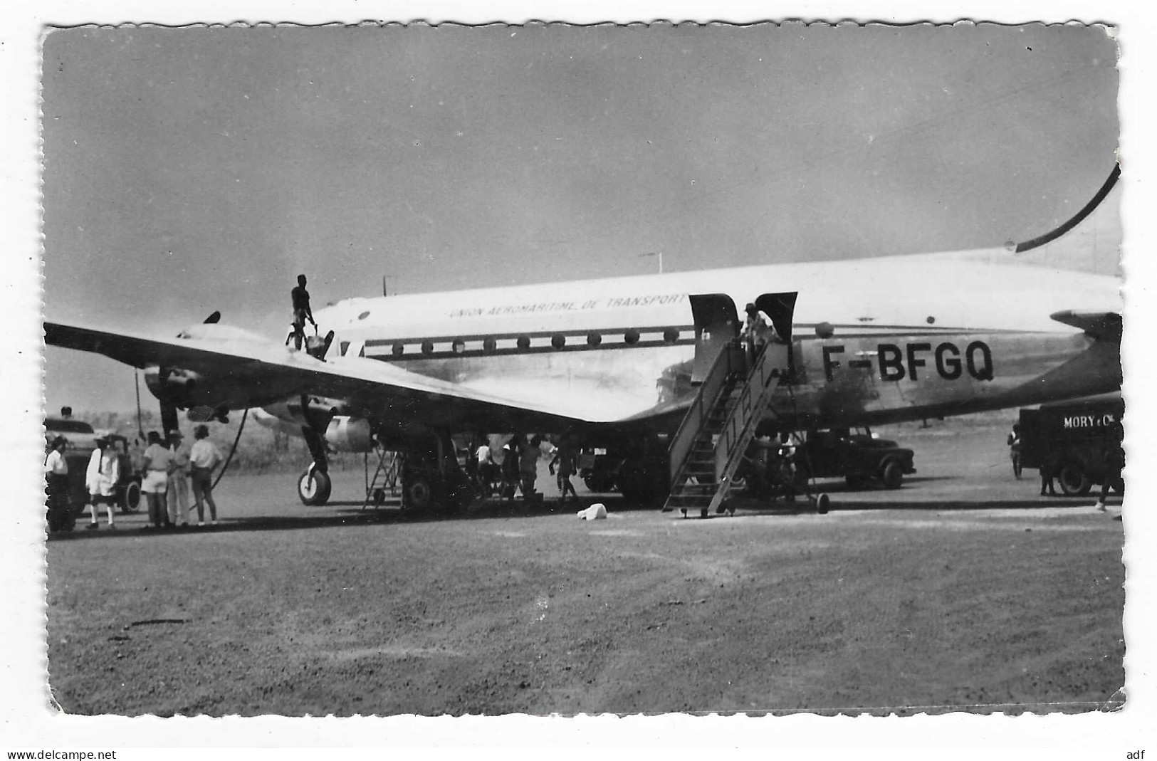 CPSM BANGUI, AVION LONG COURRIER DC 4 U.A.T EN ESCALE, Format 9 Cm Sur 14 Cm Environ, REPUBLIQUE CENTRAFRICAINE RCA - Centrafricaine (République)