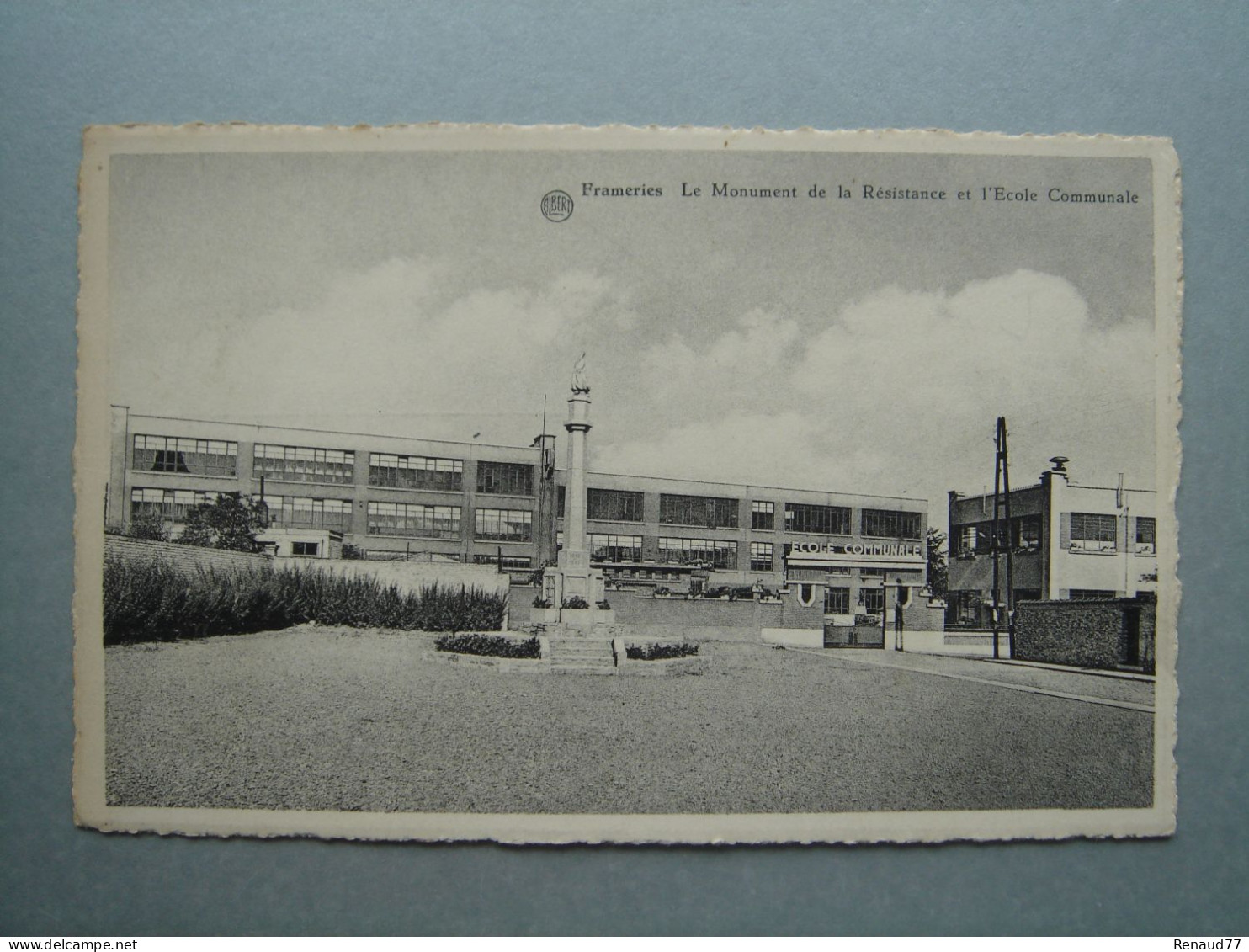 Frameries - Le Monument De La Résistance Et L'Ecole Communale - Frameries