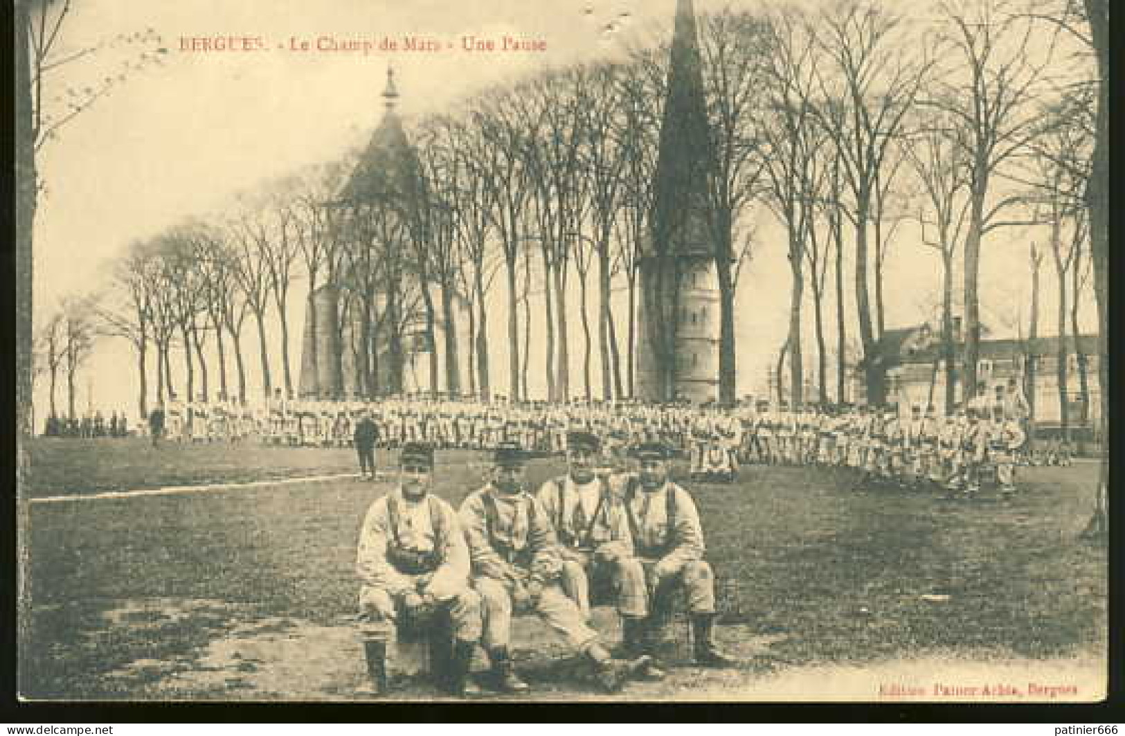 Bergues Le Champ De Mars Une Pause - Bergues