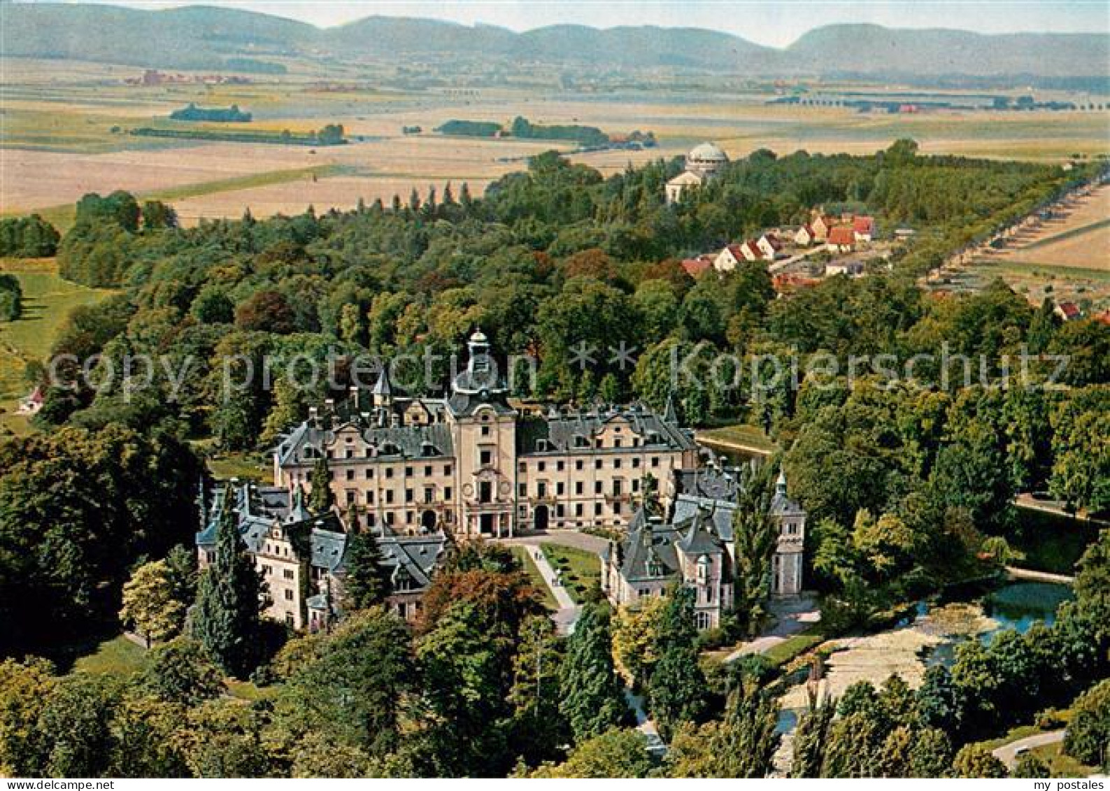 73688384 Bueckeburg Schloss Mit Mausoleum Und Wesergebirge Fliegeraufnahme Bueck - Bueckeburg