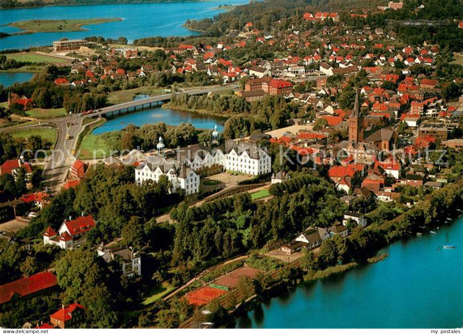 73687117 Ploen See Schloss Seenlandschaft Holsteinische Schweiz Fliegeraufnahme  - Ploen