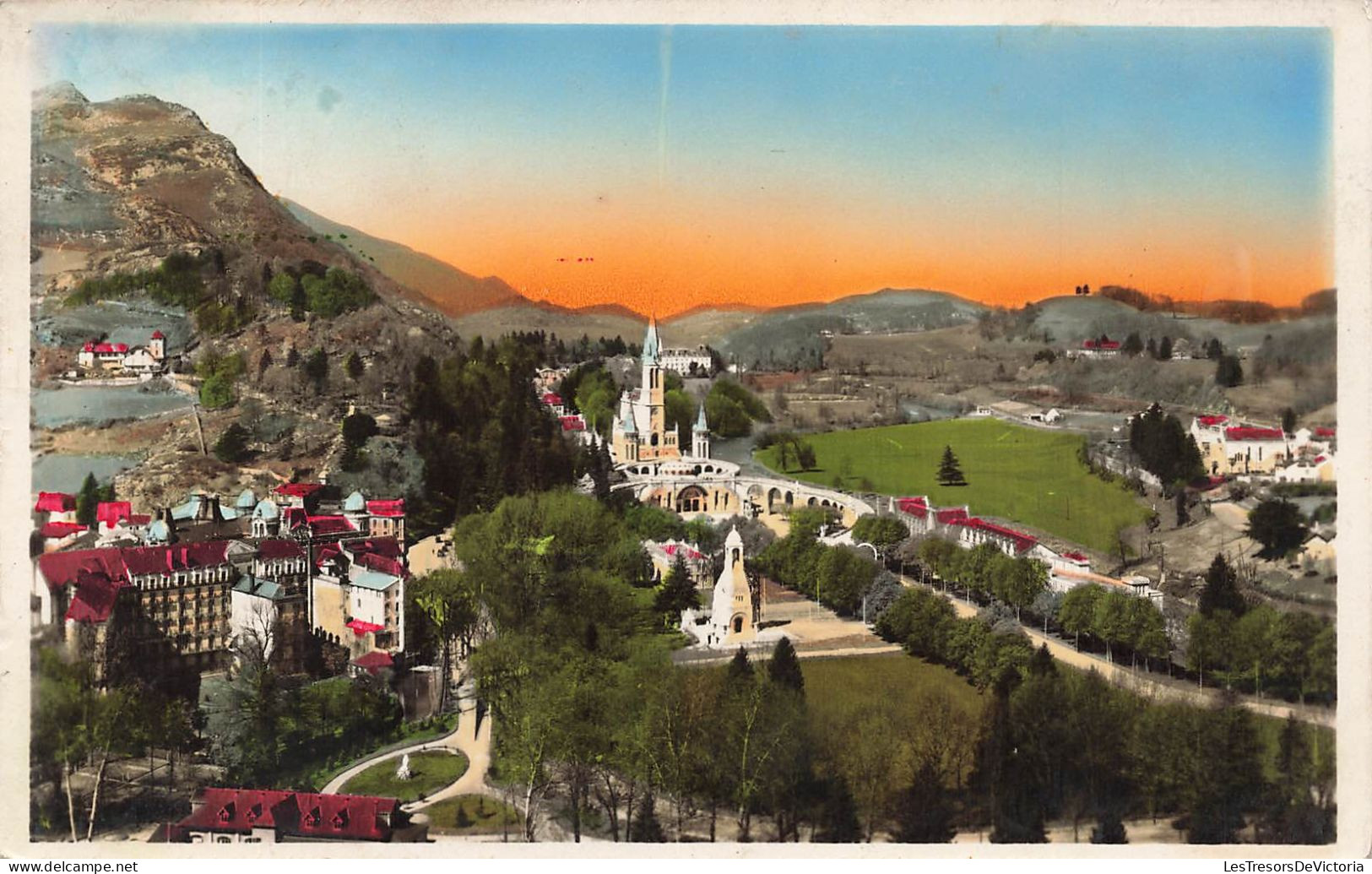 FRANCE - Lourdes - Vue D'ensemble Sur La Basilique Et Le Calvaire Prise Du Château - Port P D - Carte Postale Ancienne - Lourdes