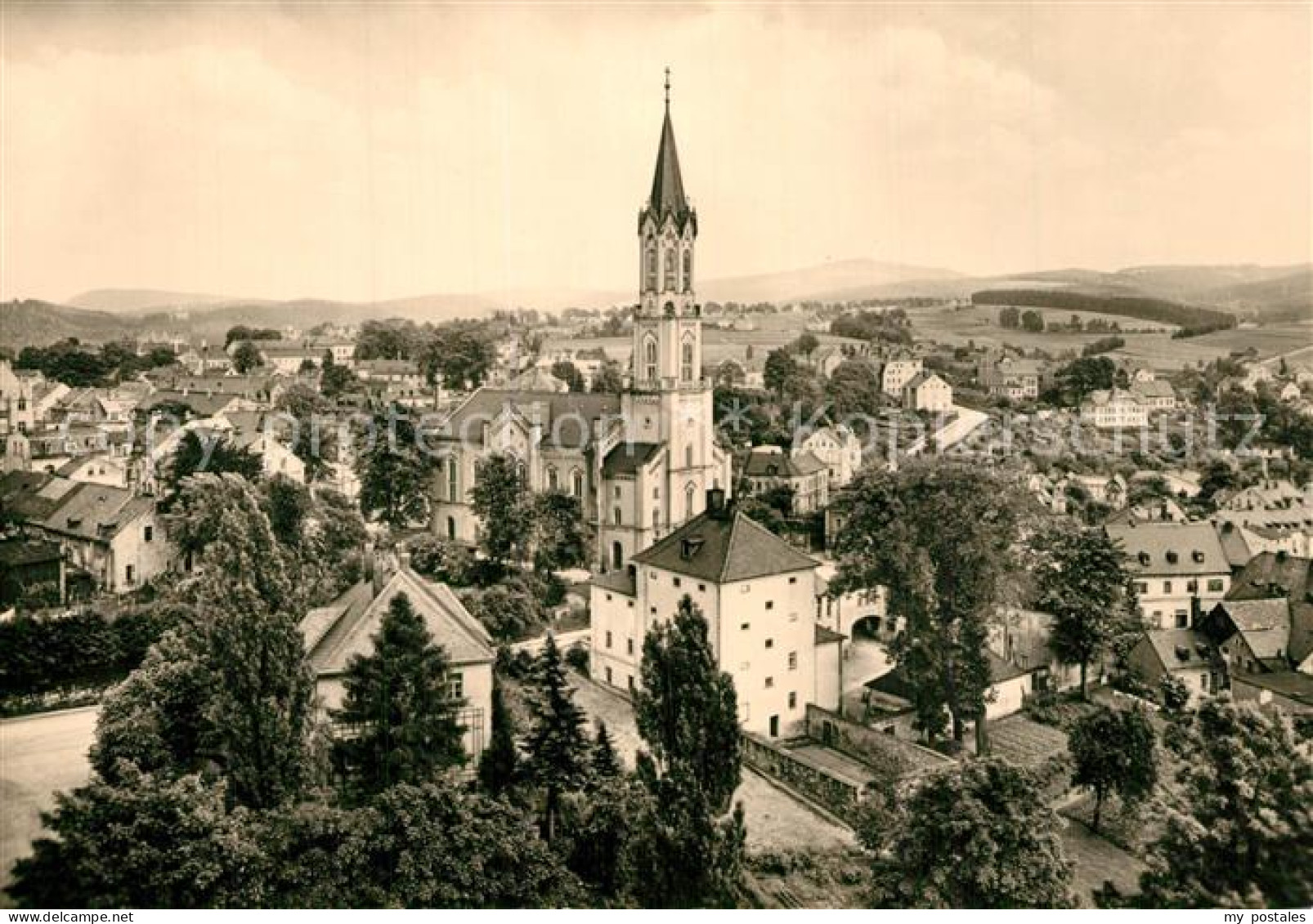 73566080 Eibenstock Stadtbild Mit Kirche Blick Zum Auersberg Eibenstock - Eibenstock