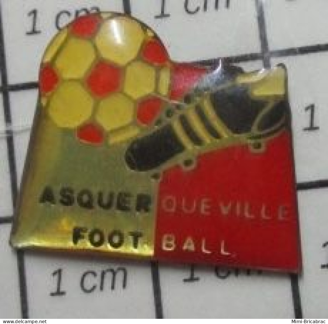 1616C Pin's Pins / Beau Et Rare / SPORTS / CLUB DE FOOTBALL ASQUEQUEVILLE BALLON CRAMPONS - Football