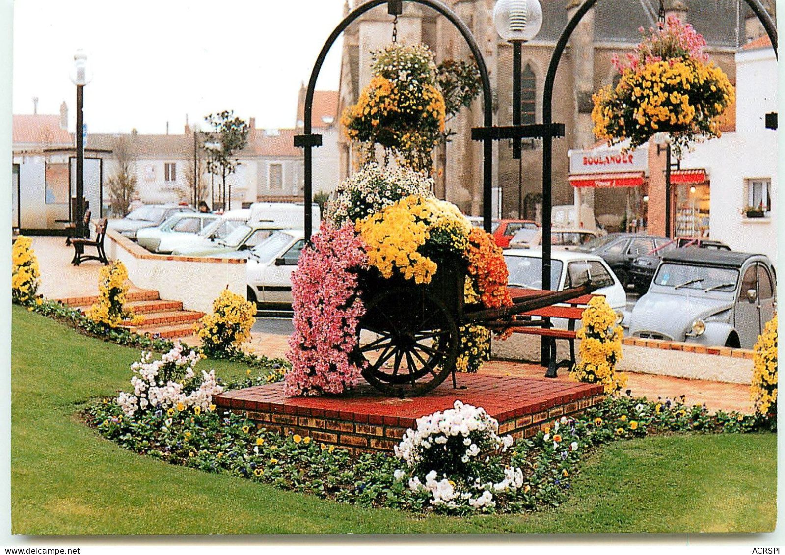 LA CHAPELLE BASSE MER  La Place De L'église Fleurie SS 1312 - La Chapelle Basse-Mer