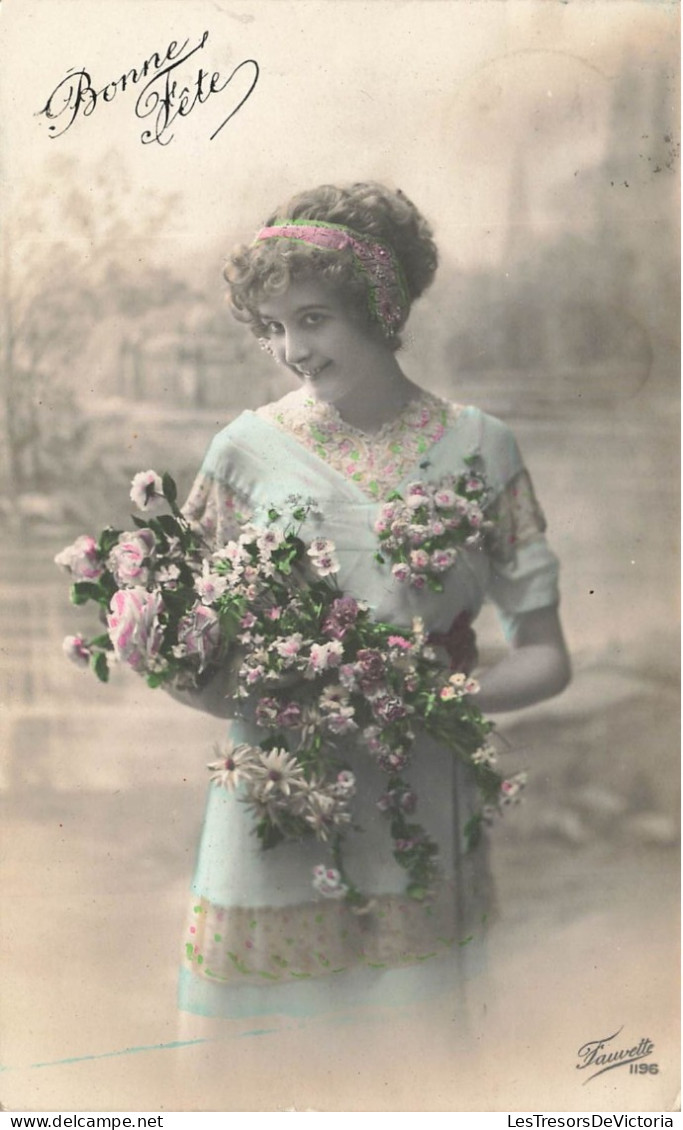 FËTES - VOEUX - Nouvel An - Bonne Année - Une Femme Tenant Un Bouquet De Fleur Dans La Main - Carte Postale Ancienne - New Year