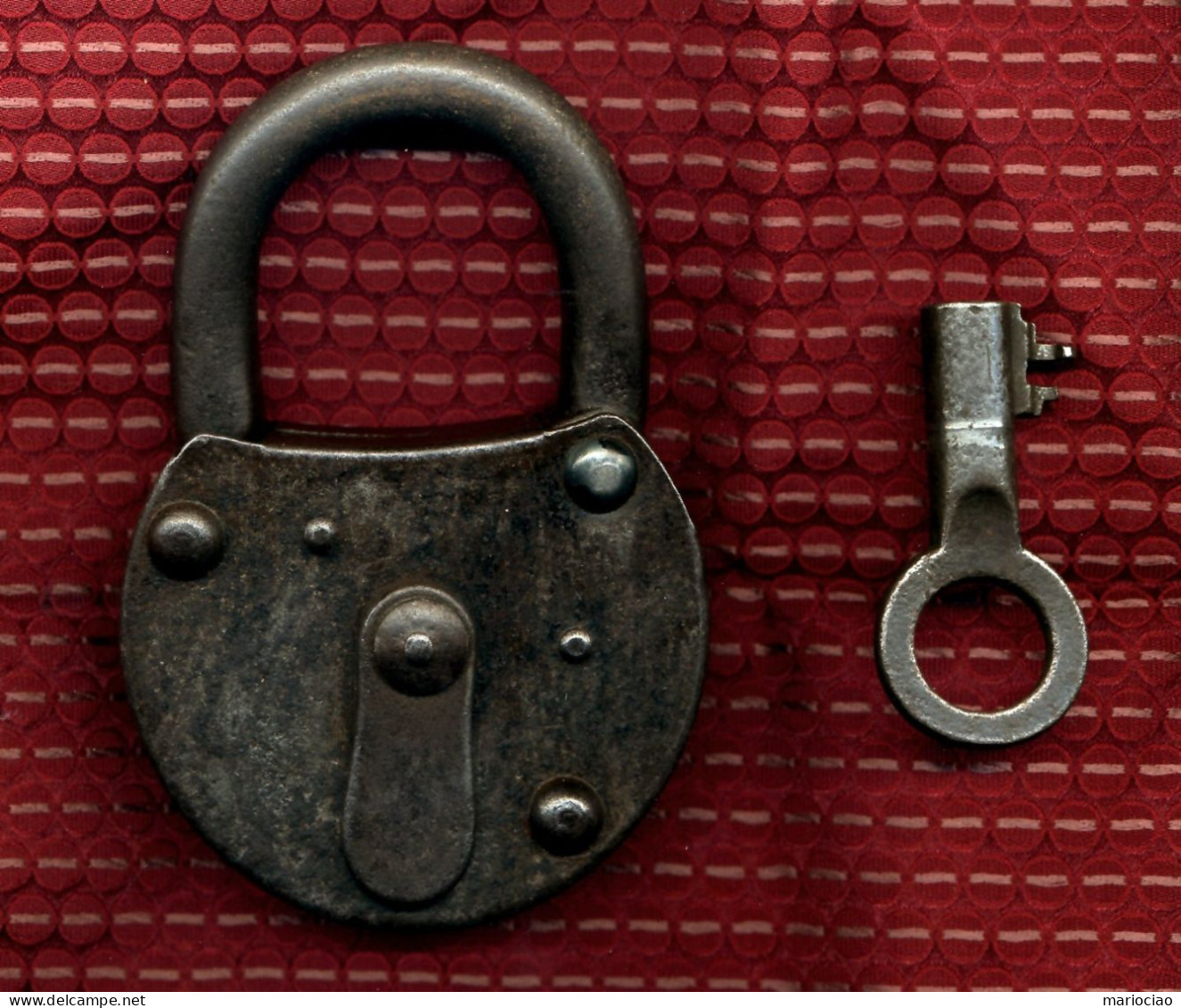 # Lucchetto Antico Molto Grande - Cadenas Ancien Très Large - Old Padlock Very Large - Antiek Gereedschap