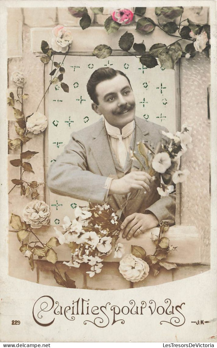 FANTAISIES - Hommes - Homme Tenant Un Bouquet De Fleur Dans Sa Main - Cueillies Pour Vous - Carte Postale Ancienne - Men