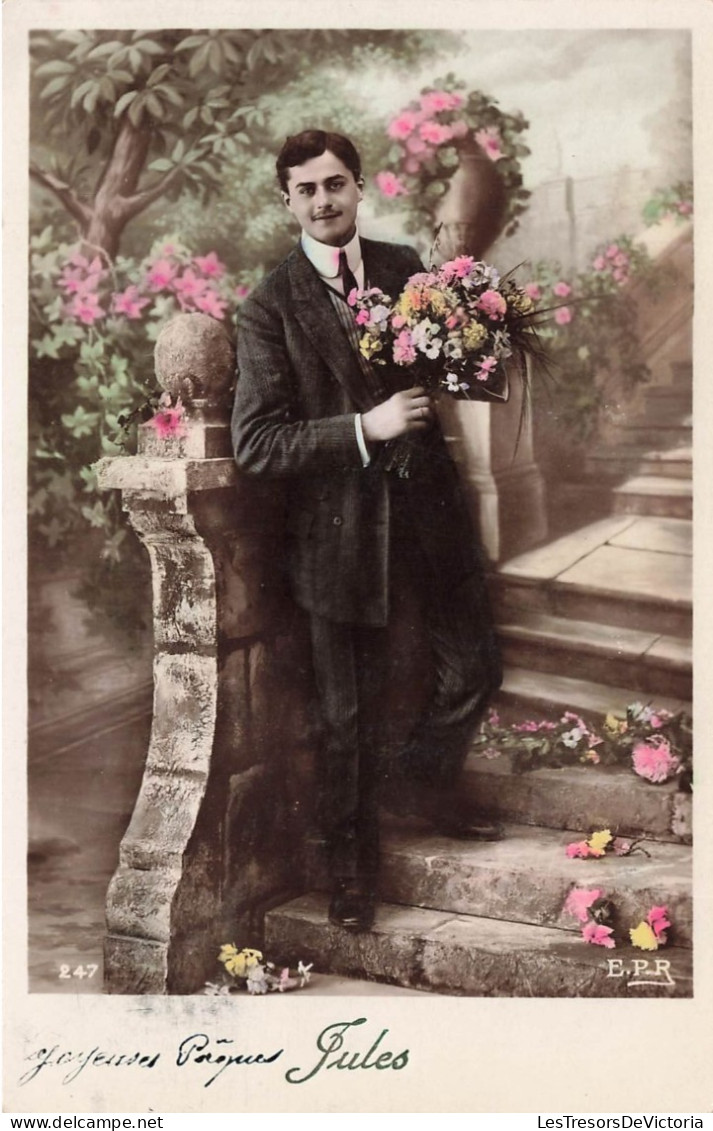 FETES - VOEUX - Pâques - Joyeuses Pâques Jules - Un Homme Tenant Un Bouquet De Fleur - Carte Postale Ancienne - Pâques