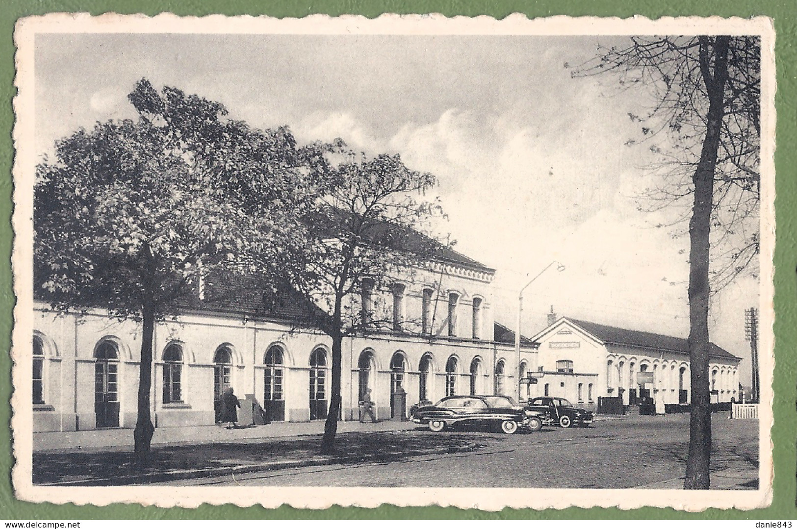 CPSM Vue Rare - BELGIQUE - LEOPOLSBURG ( BOURG- LÉOPOLD) - LA GARE - Petite Animation, Automobiles - Leopoldsburg