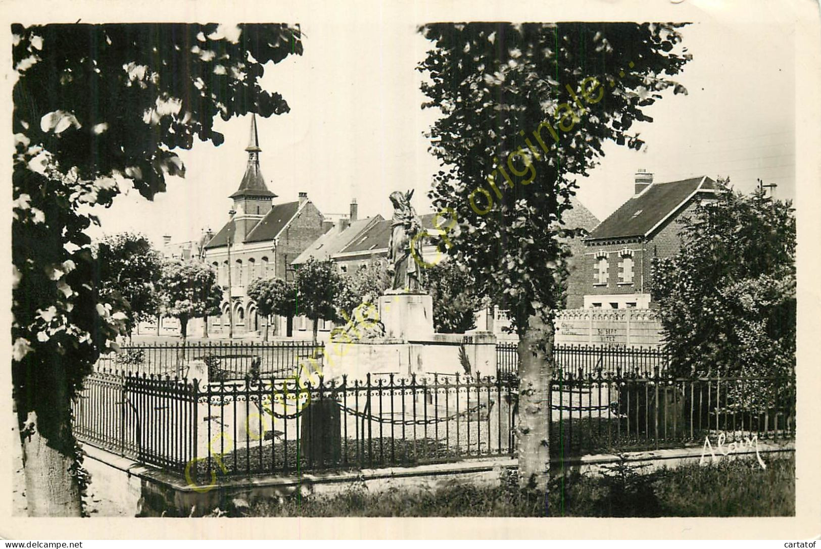 80.  CHAULNES DE PICARDIE . Le Monument Aux Morts Et Place De La Mairie . - Chaulnes