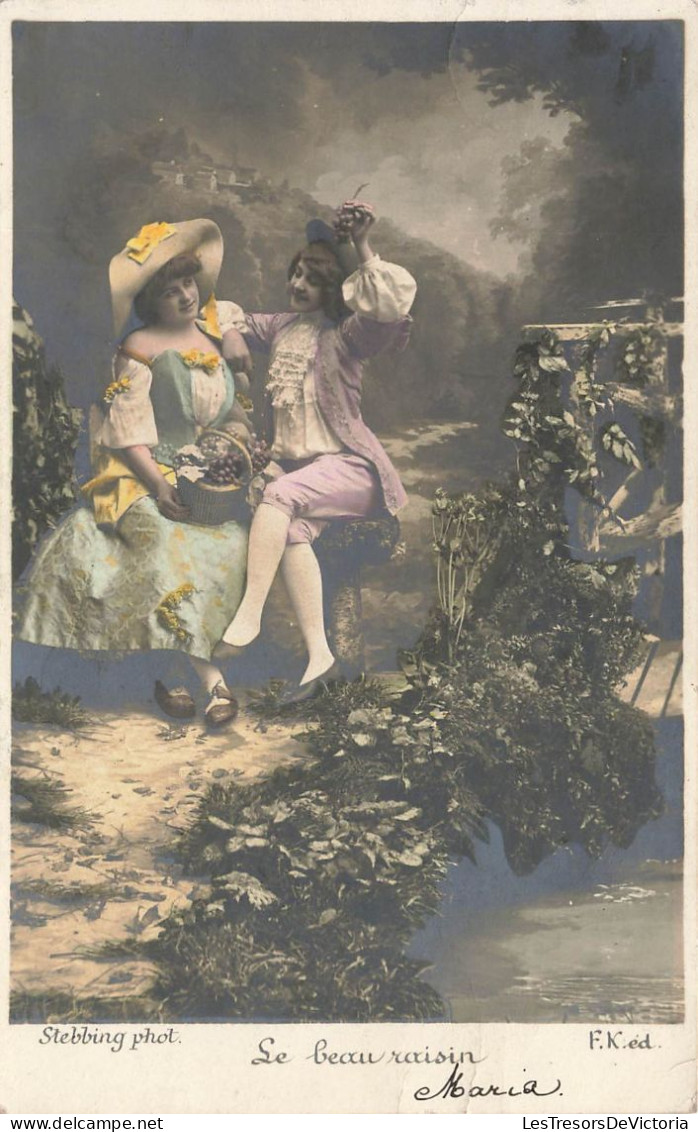 FANTAISIES - Femmes - Deux Femmes Assises Tenant Des Raisins Dans Leurs Mains - Le Beau Raisin - Carte Postale Ancienne - Mujeres