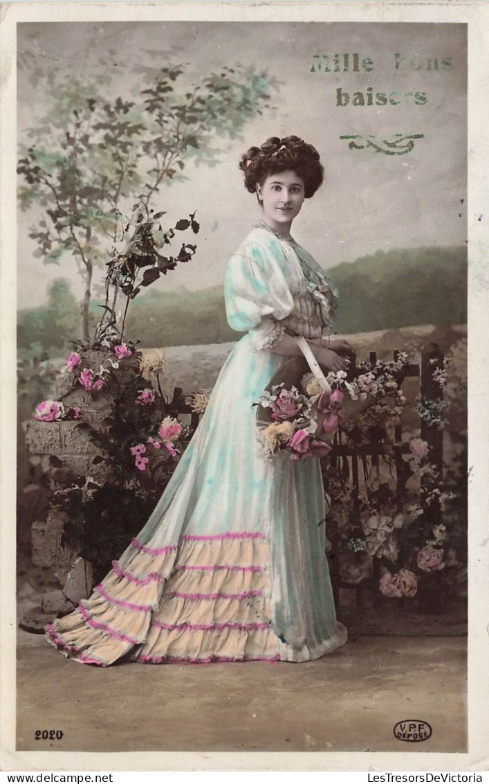 FANTAISIES - Femmes - Une Femme Tenant Un Panier De Fleur - Mille Bons Baisers - Carte Postale Ancienne - Women