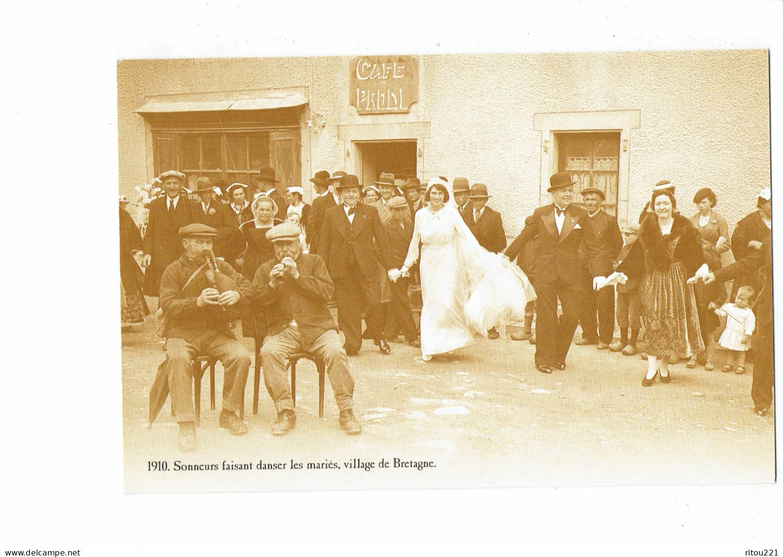 Cpm - Reproduction - Sonneurs Faisant Danser Les Mariés - Village De Bretagne- Café - Noce Biniou Parapluie - 1910 - Noces