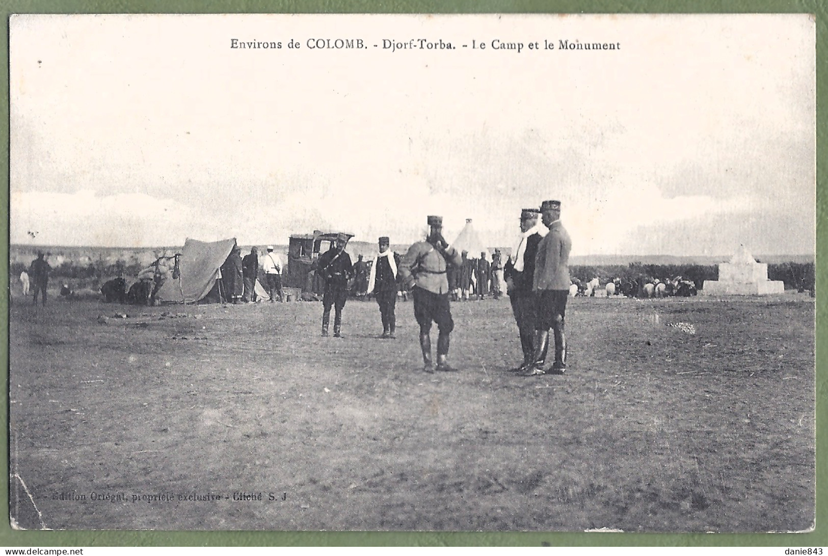 CPA Militaria Vue Peu Courante  - ALGÉRIE - COLOMB - DJORF-TORBA - LE CAMP ET LE MONUMENT - Animation, Officiers - Bechar (Colomb Béchar)