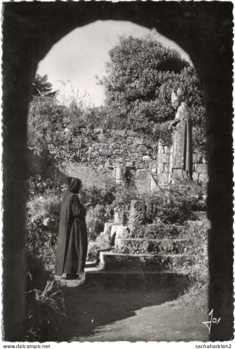 29. Gf. LANDEVENNEC. Les Ruines De L'ancienne Abbaye. Statue De St-Guénolé. 224 - Landévennec