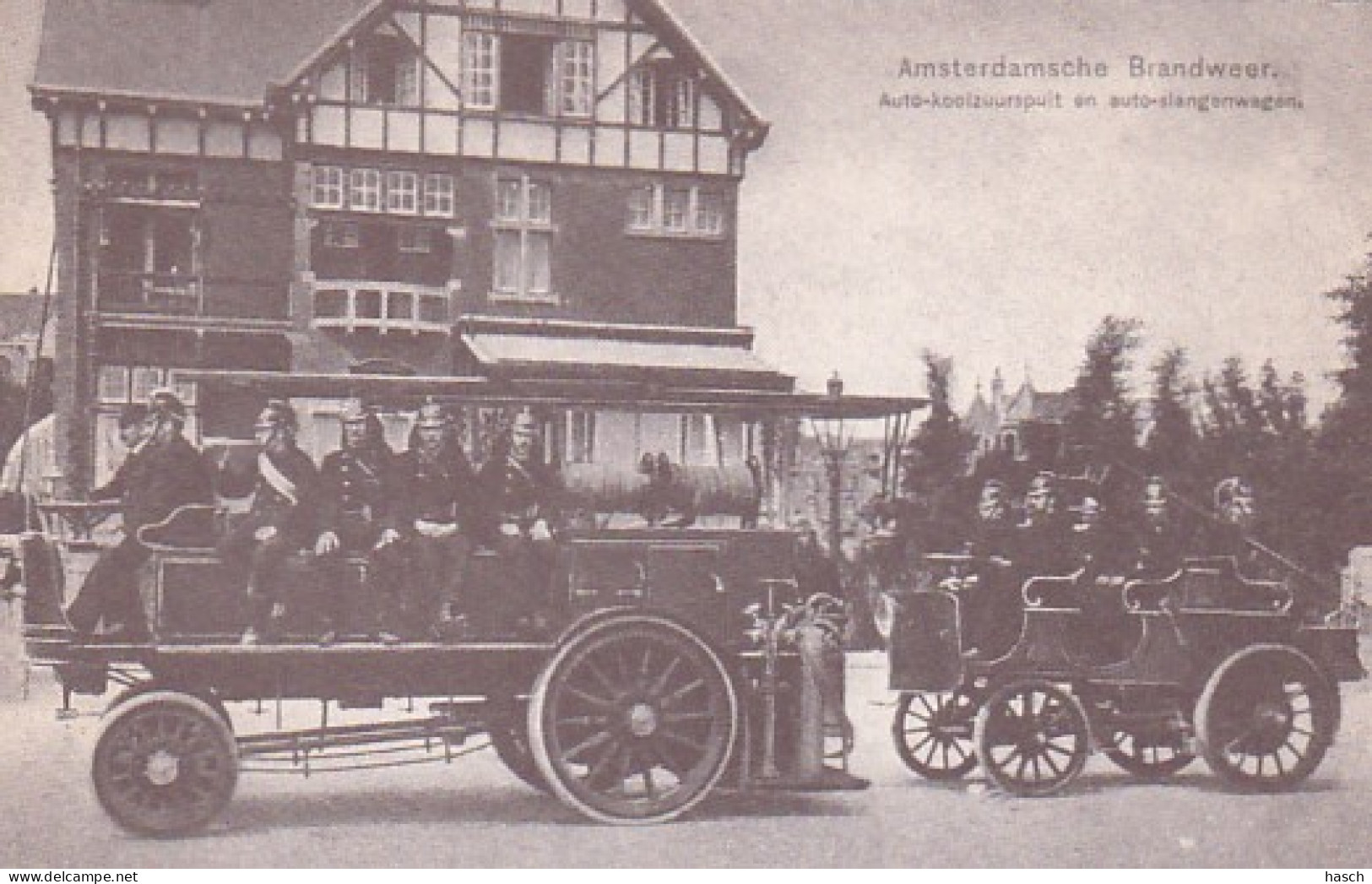 3664	68	Amsterdamsche Brandweer, Auto-koolzuurspuit En Auto-slangenwagen (rechts Boven Een Kleine Vouw) - Feuerwehr