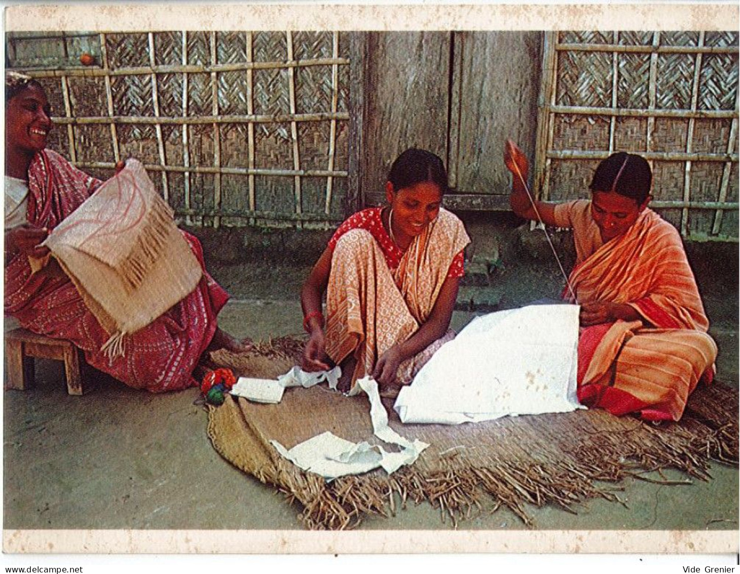 Artisanat Du BENGLADESH Brodeuses, Photo Frere Des Hommes, Carnet Format Carte Postale - Bangladesch