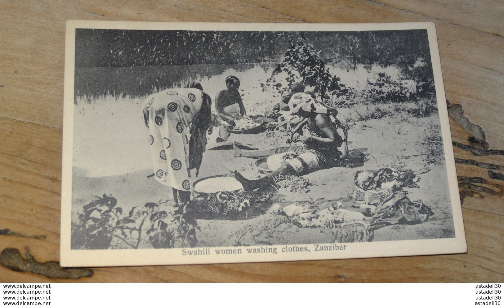 TANZANIE : ZANZIBAR : Swahili Women Washing Clothes ............... 5367 - Tansania