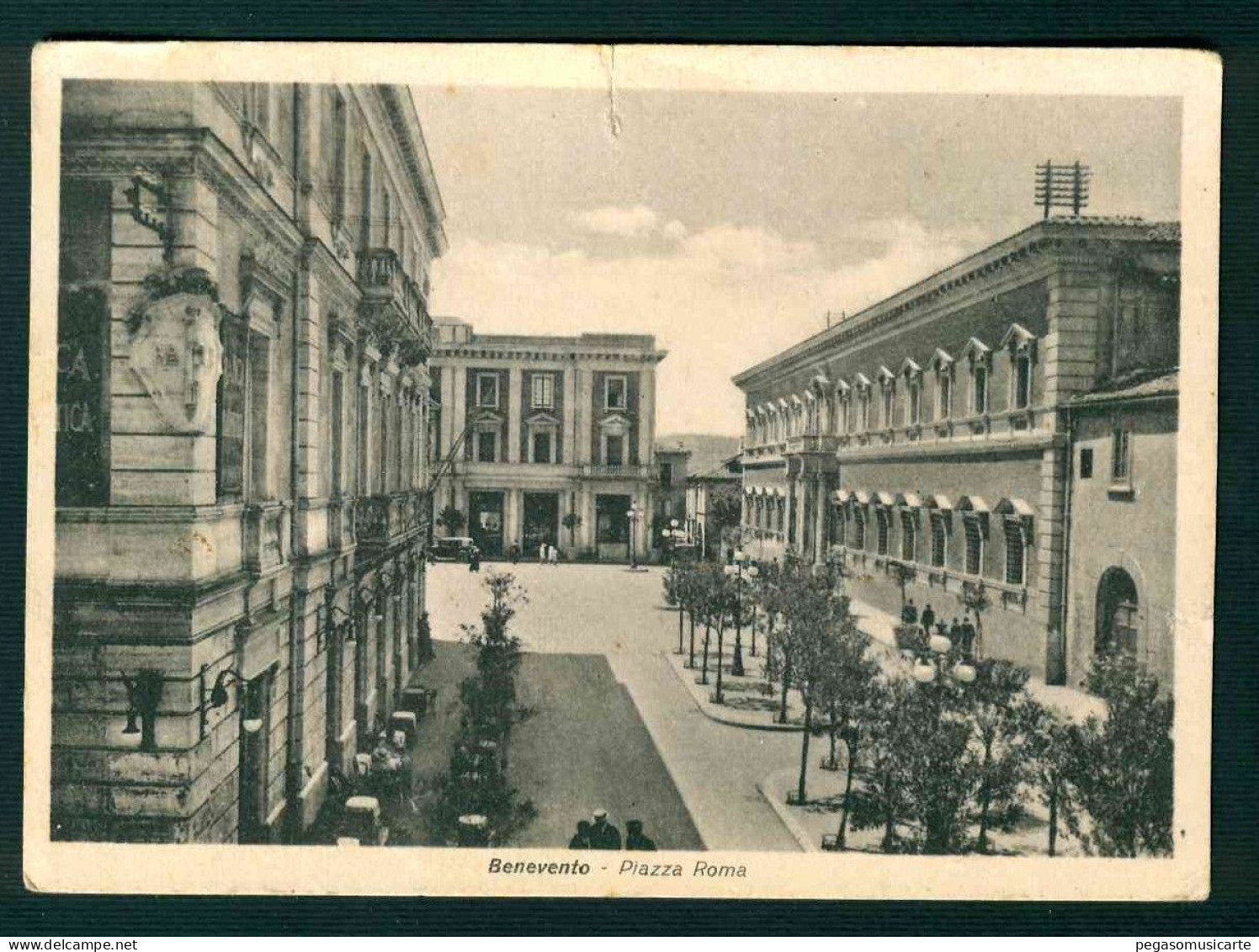 BD028 - BENEVENTO PIAZZA ROMA - ANIMATA 1939 - PICCOLISSIMO STRAPPO VERTICALE IN MEZZERIA - Benevento