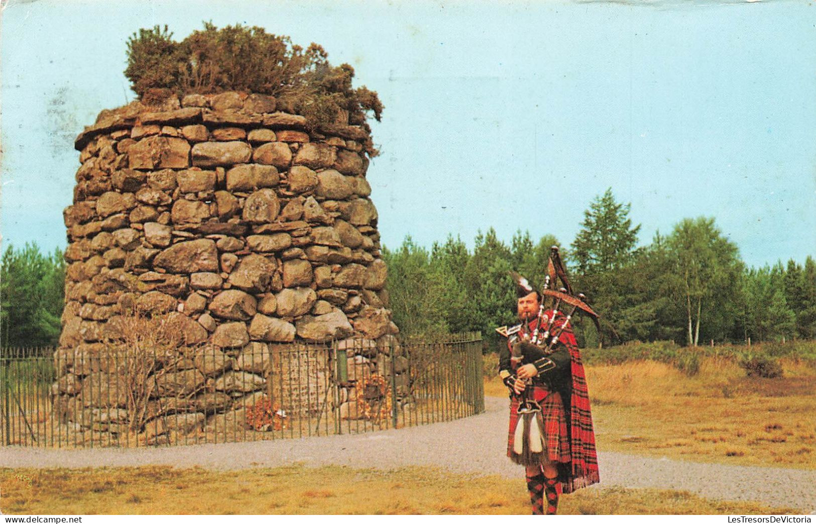 ROYAUME UNI - Scottland - Piper At Culloden Battlefield - The Cairn Was Erected In 1881 - Carte Postale - Inverness-shire